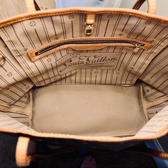 Authentic Louis Vuitton Neverfull MM Tote - Picture 2 of 11